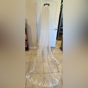 white lace long veil. *no hair comb